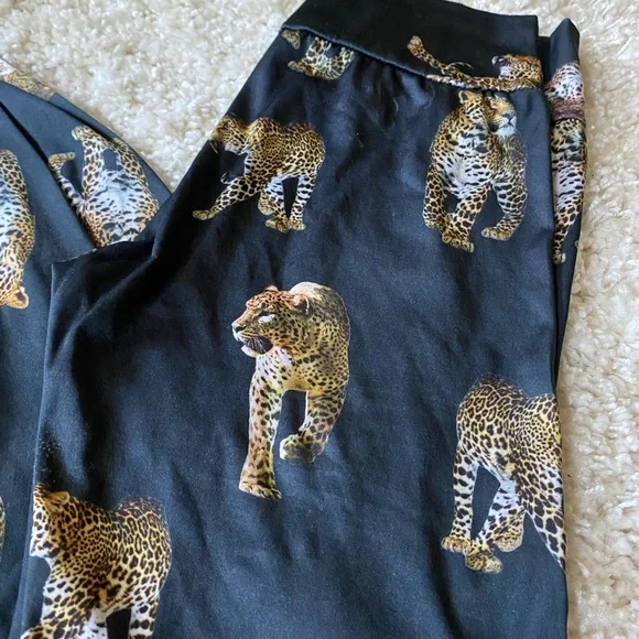 Unique retro vintage 3-D print leopard cheetah animal leggings. - Picture 2 of 4
